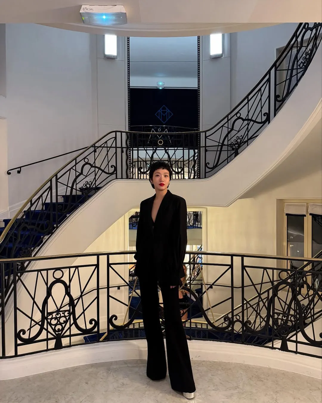kim go eun mặc suit