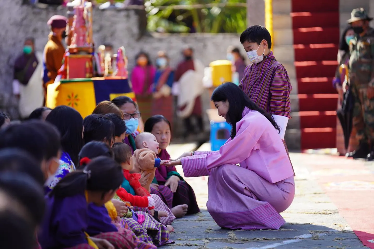 Hoàng hậu thường xuyên di chuyển tới những vùng sâu vùng xa của Bhutan, trực tiếp làm việc với người dân để cải thiện điều kiện sống, giáo dục và chăm sóc sức khỏe. 