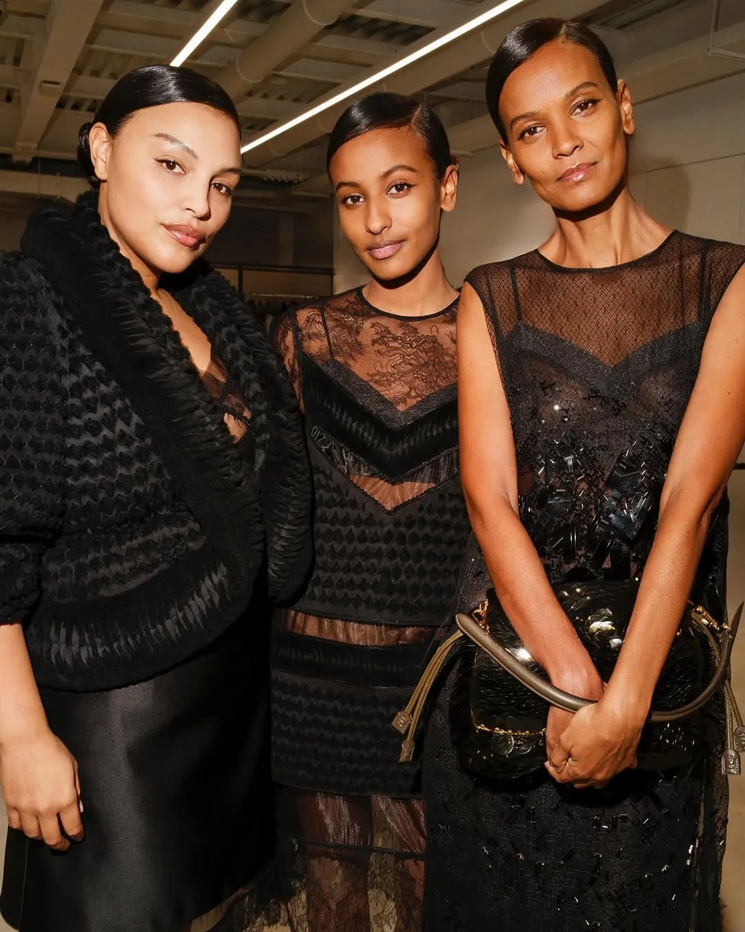 Ba cô gái diện tóc búi Chignon rẽ ngôi lệch tại show diễn Fendi Thu-Đông 2025.