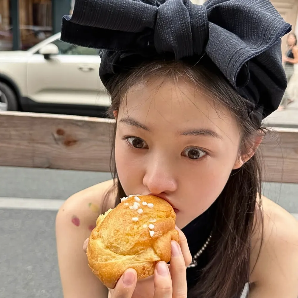 Cô gái đang ăn bánh mì