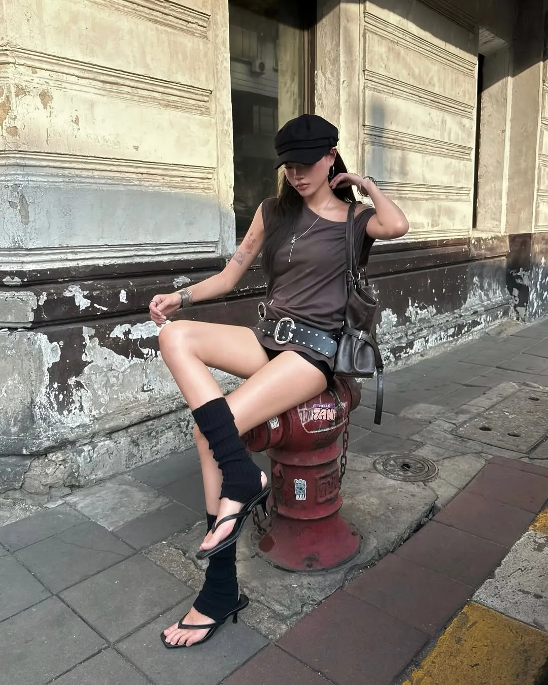 Những cô nàng thể hiện cá tính riêng khi diện dép cao gót quai mảnh cùng tất chân len tăm cách điệu.