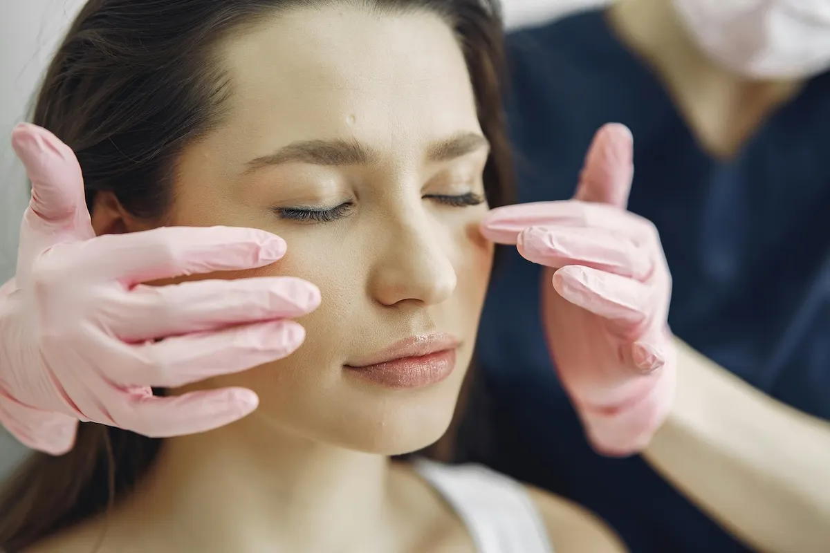 bác sĩ kiểm tra mí mắt sau khi cắt chỉ