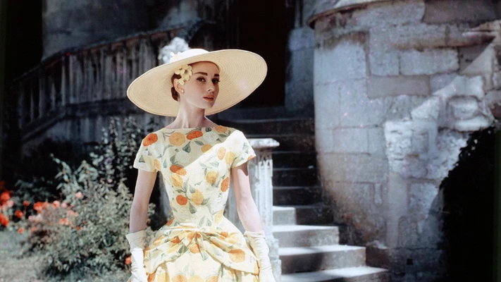 audrey hepburn váy hoa vàng vintage mũ rộng vành