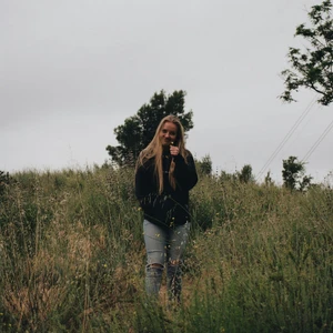 cô gái cầm bông hoa tử vi ngày 19/11/2025