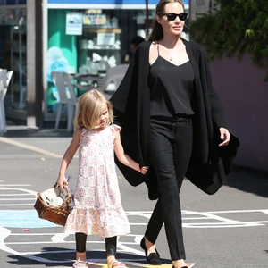 Phong cách thời trang tuổi 40 của Angelina Jolie - ellevn