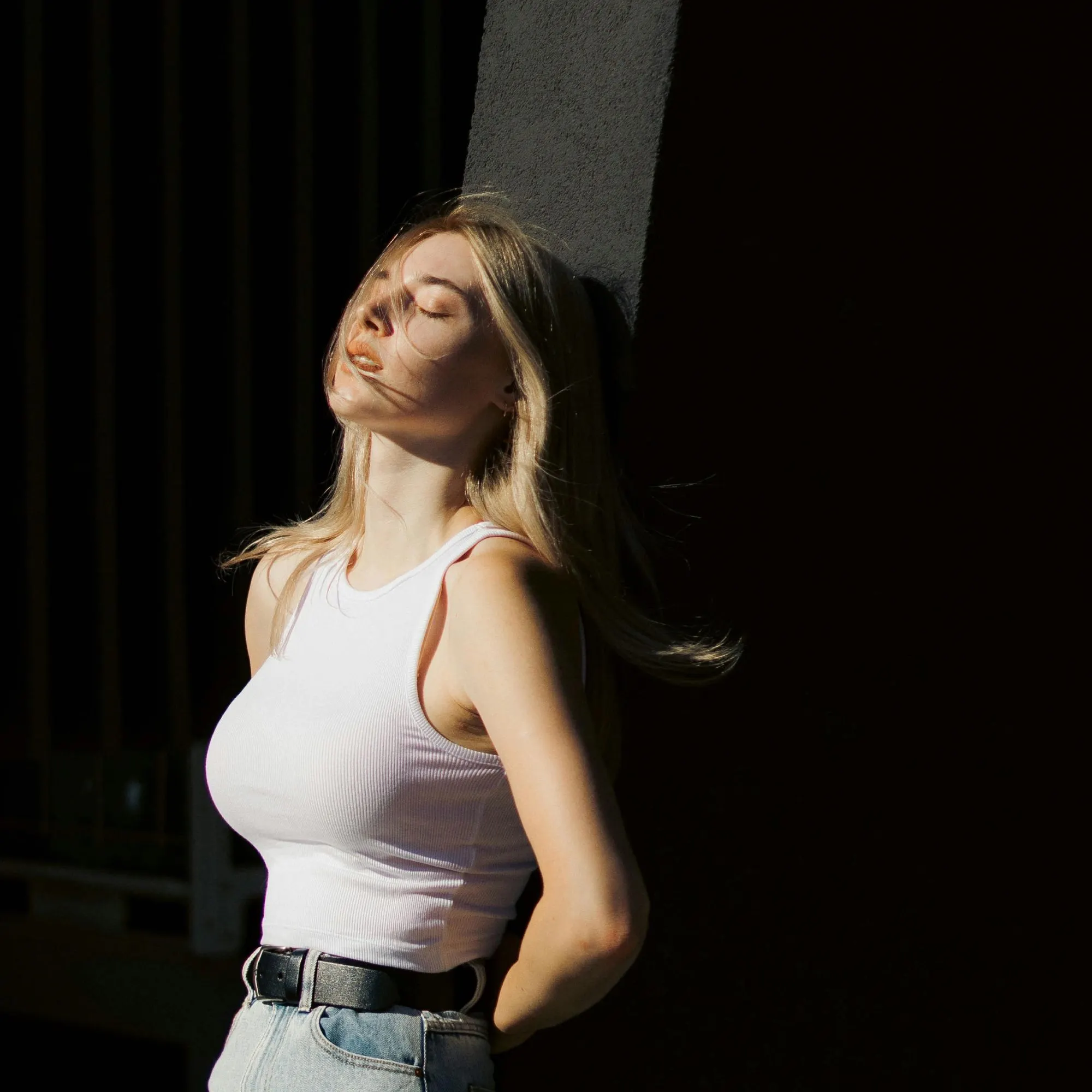 Cô gái mặc áo trắng sở hữu sự hấp dẫn tự nhiên