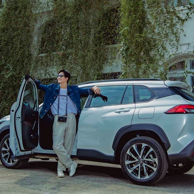 Chàng trai Gen Z đứng cạnh dòng xe Toyota Hybird