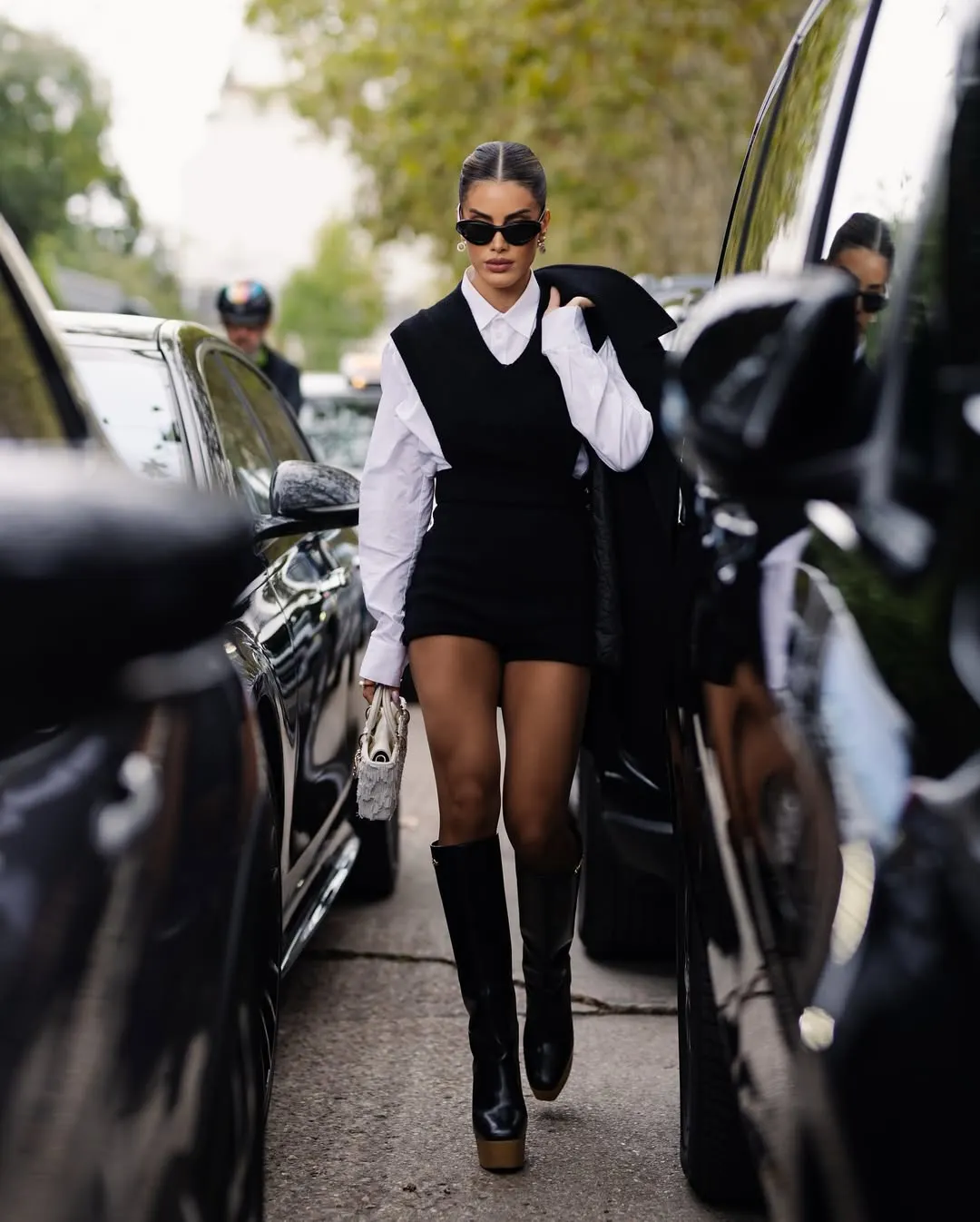 Combo áo ghi lê và áo sơ mi tay bồng tạo thêm nét cá tính cho outfit chuẩn style công sở. 