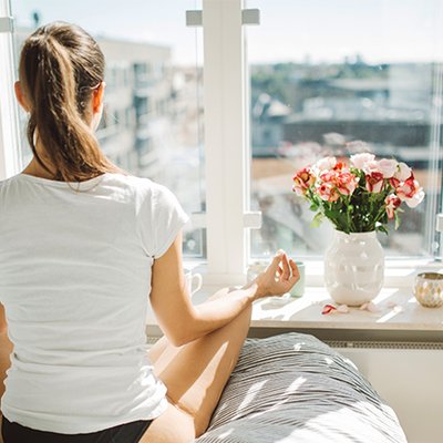 thiền chánh niệm cô gái ngồi thiền bên cửa sổ