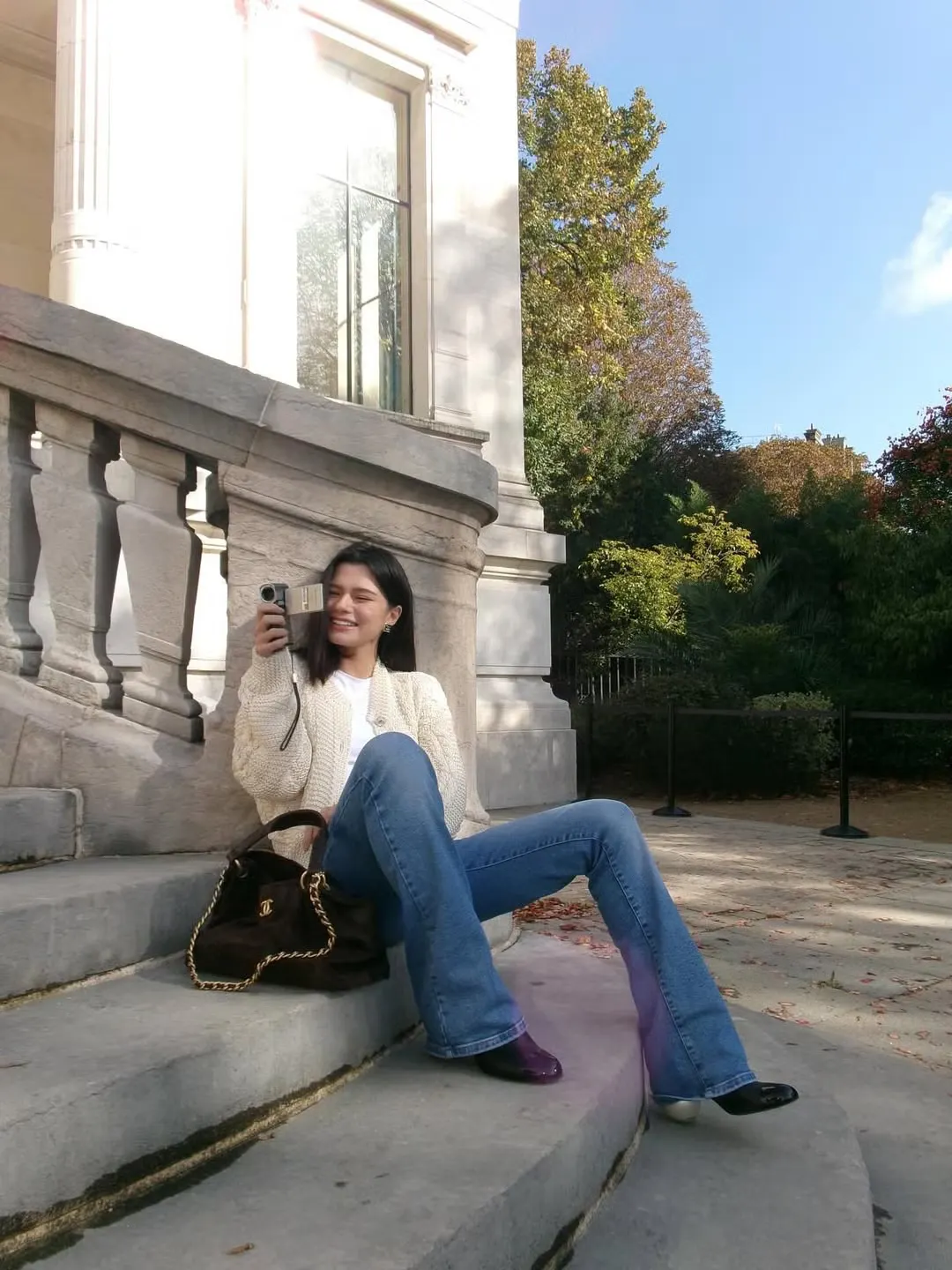 Nữ diễn viên Thái Lan Becky đã chọn một chiếc túi Hobo da lộn khác của Chanel khi đi du lịch Paris.