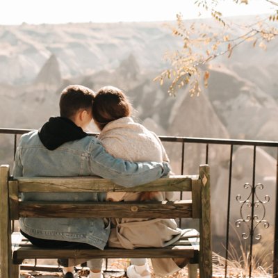 cặp đôi ngồi ghế cạnh nhau duy trì thói quen hạnh phúc