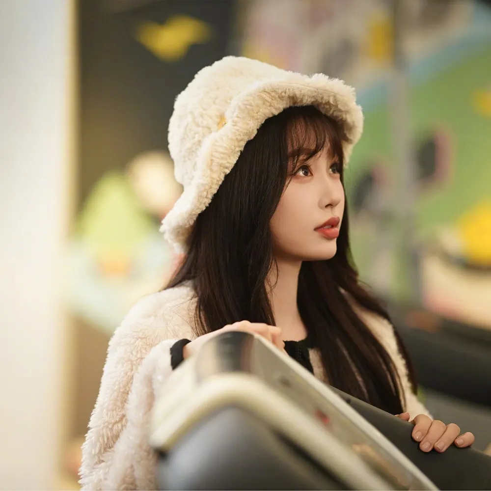 Ngu Thư Hân đội mũ bông màu trắng kem.
