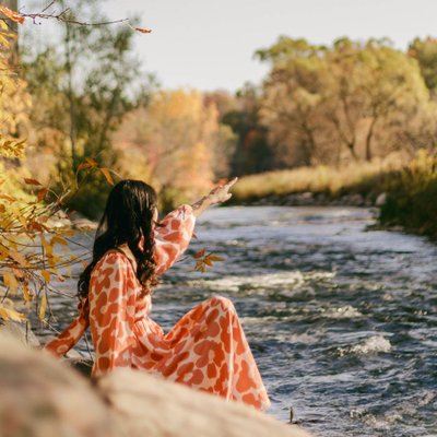cô gái ở một mình bên bờ suối