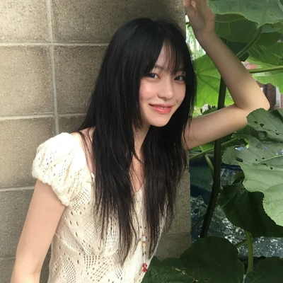 cô gái đứng bên tường