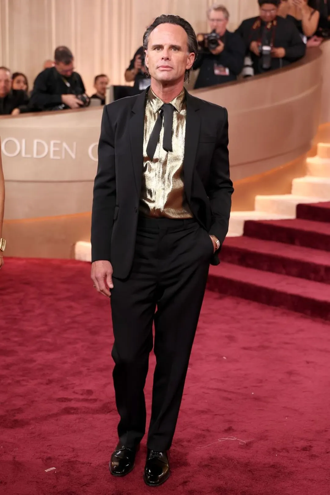 Walton Goggins lựa chọn suit Saint Laurent với phom dáng sắc sảo, nhấn mạnh phong cách nam tính mạnh mẽ.