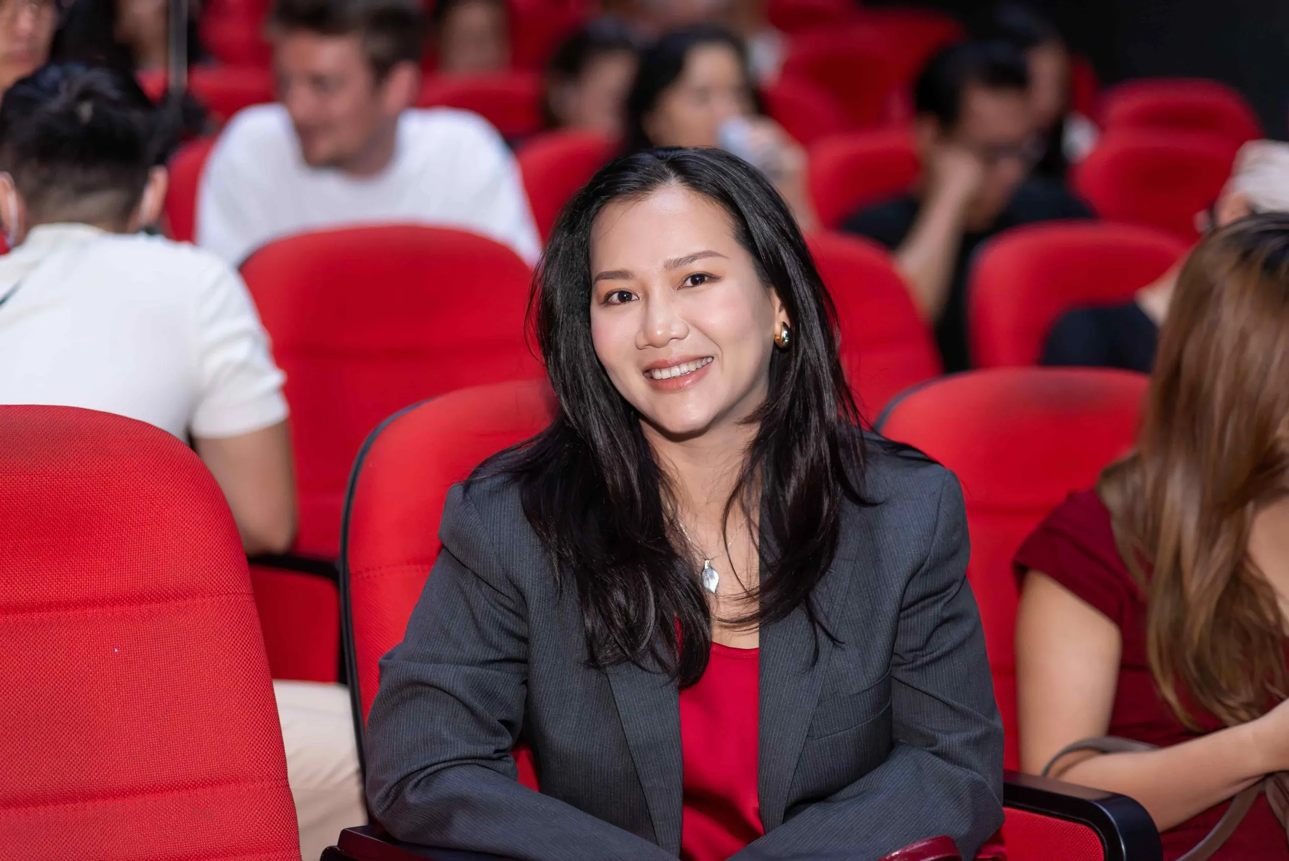 Acting coach Lý Thu Uyên đi xem nhạc kịch Once On This Island