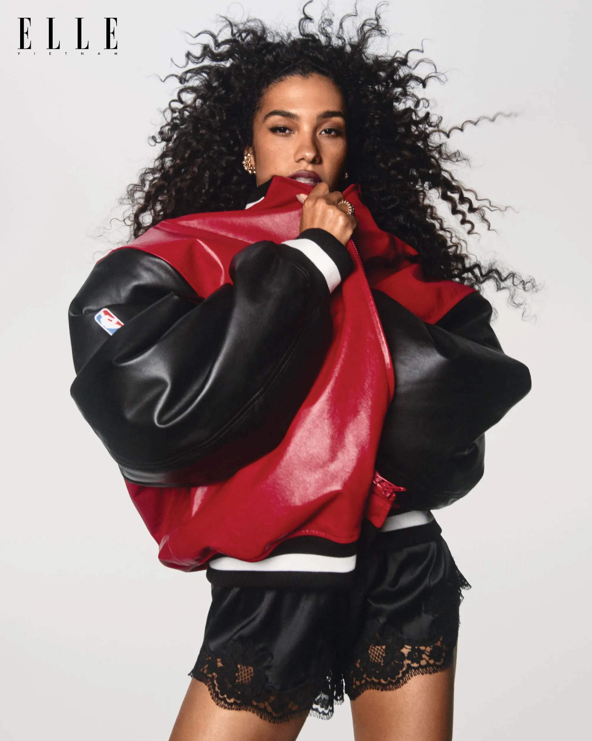 Olivia Dean mặc áo khoác BALENCIAGA,
quần DOLCE & GABBANA,
hoa tai và nhẫn Clash de Cartier CARTIER.