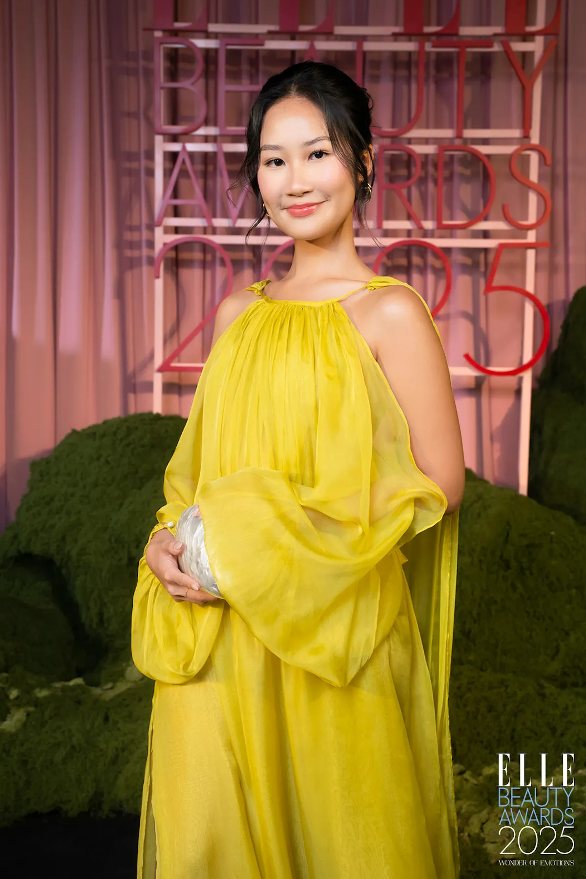 Beauty Blogger Uyên Lưu diện cùng váy lụa vàng tại ELLE Beauty Awards 2025