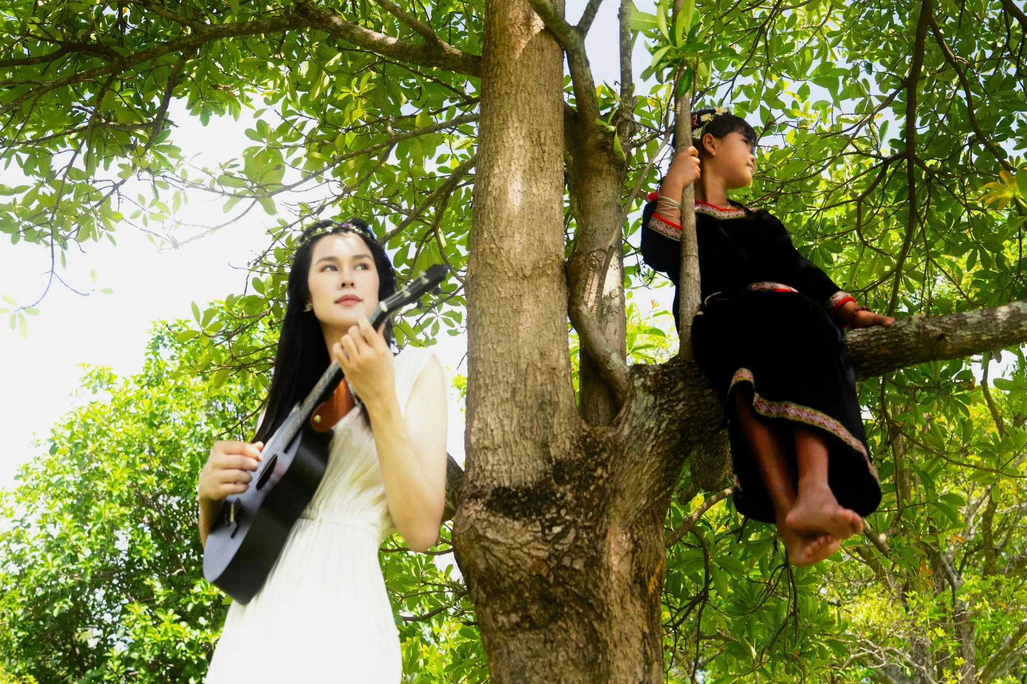 Ca sĩ Phúc Anh và cô bé Gia Rai trong MV “Ta Từ Đâu Tới” 