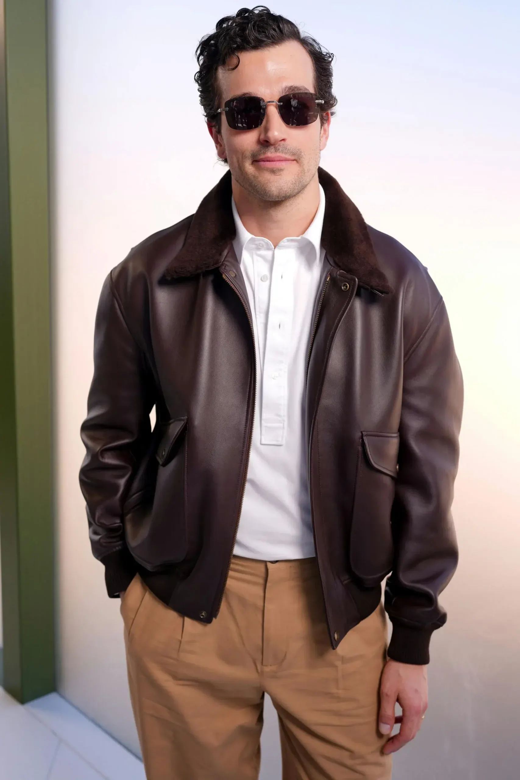 Nam diễn viên Paul Anthony Kelly chọn vẻ ngoài cổ điển với áo khoác da nâu lót lông cừu ở cổ, phối cùng áo thun polo trắng và quần kaki màu be nhã nhặn.