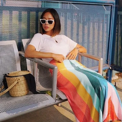 Aimee Song diện áo thun trắng, chân váy cầu vồng