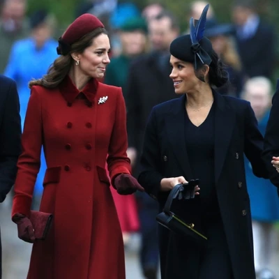 Chọn màu sắc thời trang đối lập, Kate và Meghan xuất hiện cùng nhau trong ngày Giáng sinh