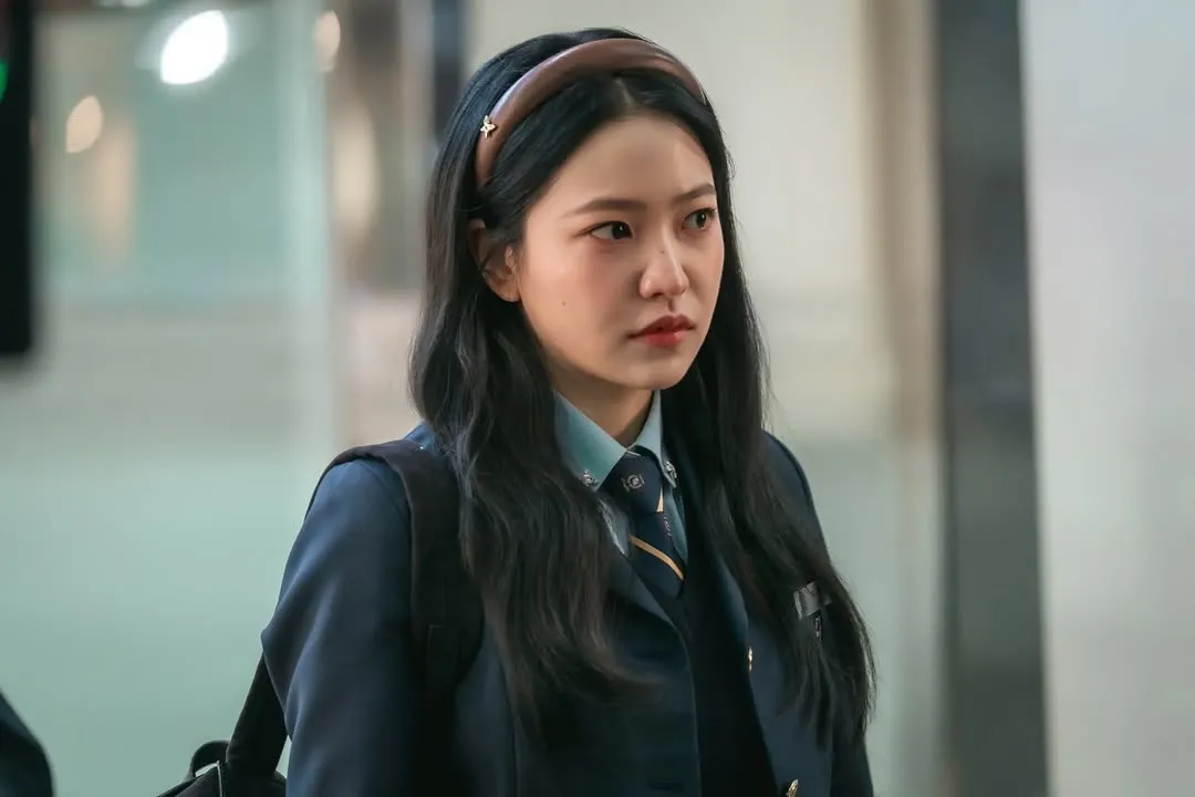 Phong cách sang chảnh của Yeri trong Bitch x Rich 2.
