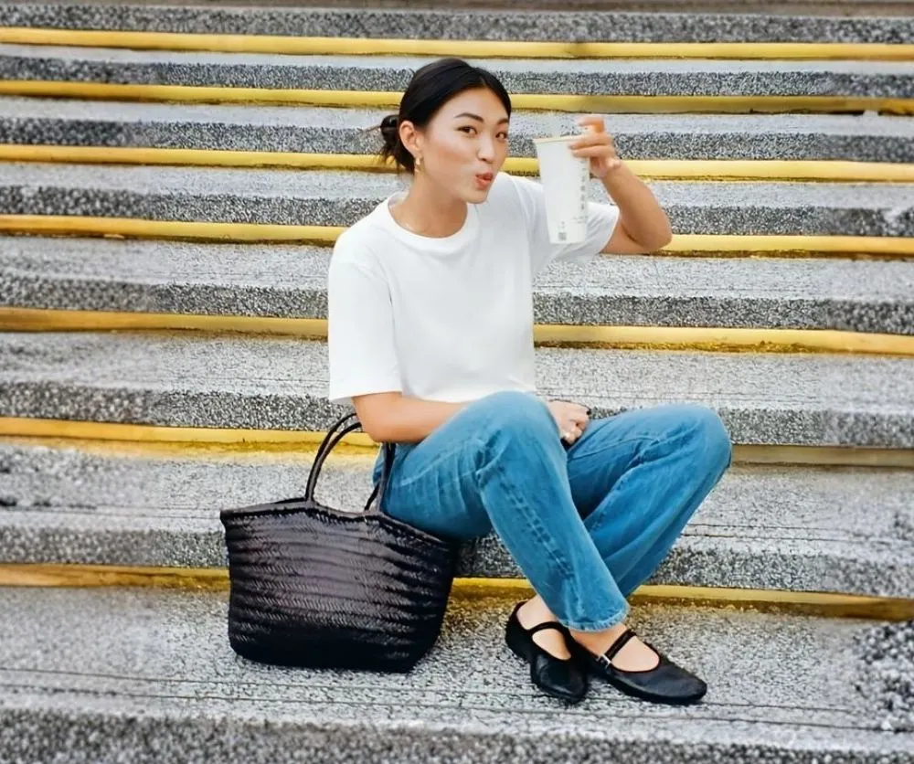 Giày bệt ballet phối hợp cùng quần jeans và áo phông