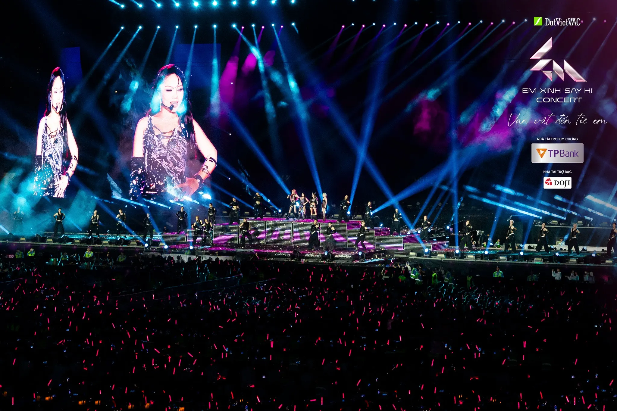 toàn cảnh sân khấu hoành tráng của concert em xinh say hi