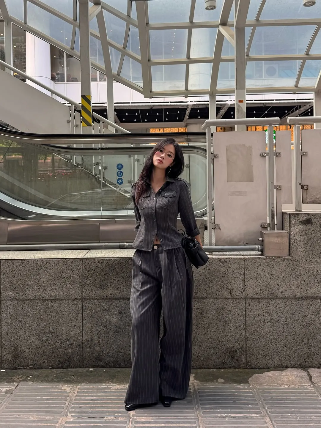 Bản phối tối giản với quần kẻ sọc mang đến cảm giác thong dong, giúp nàng tự tin sải bước từ phòng họp đến buổi hẹn chiều.
