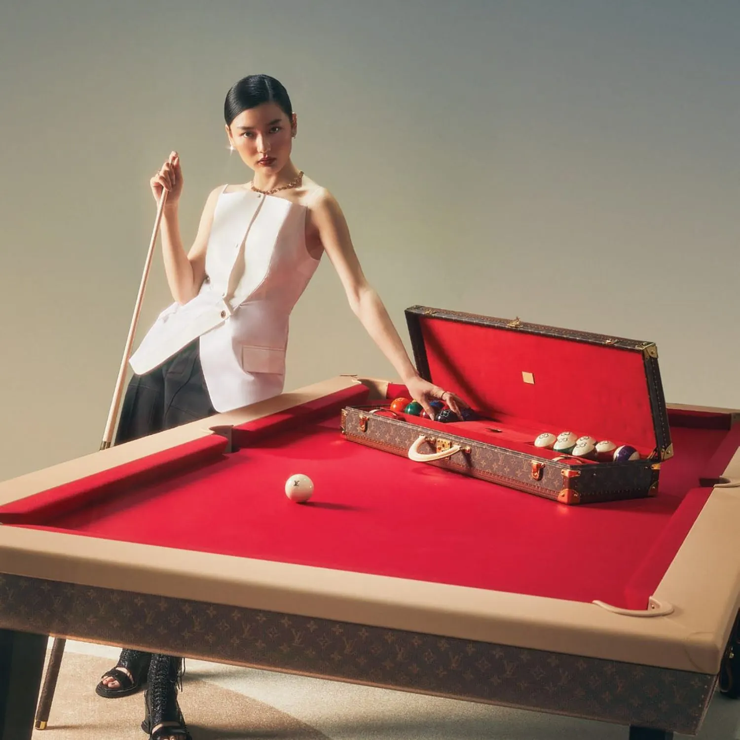 Cô gái MBTI đứng bên bàn billiard màu đỏ