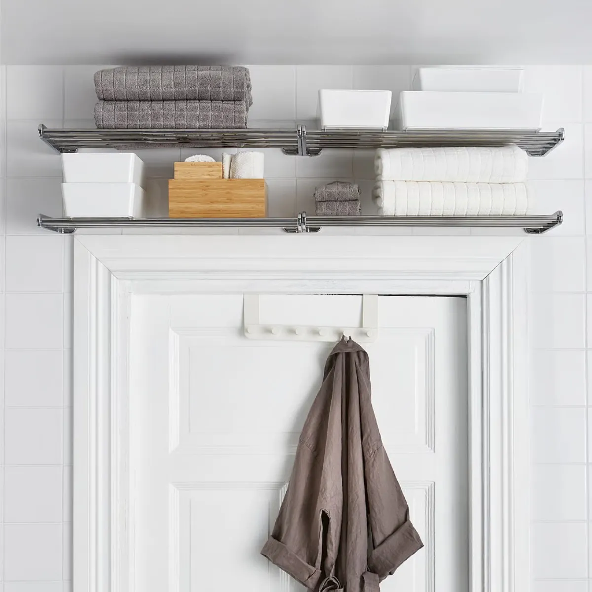 Kệ trên cửa phòng tắm