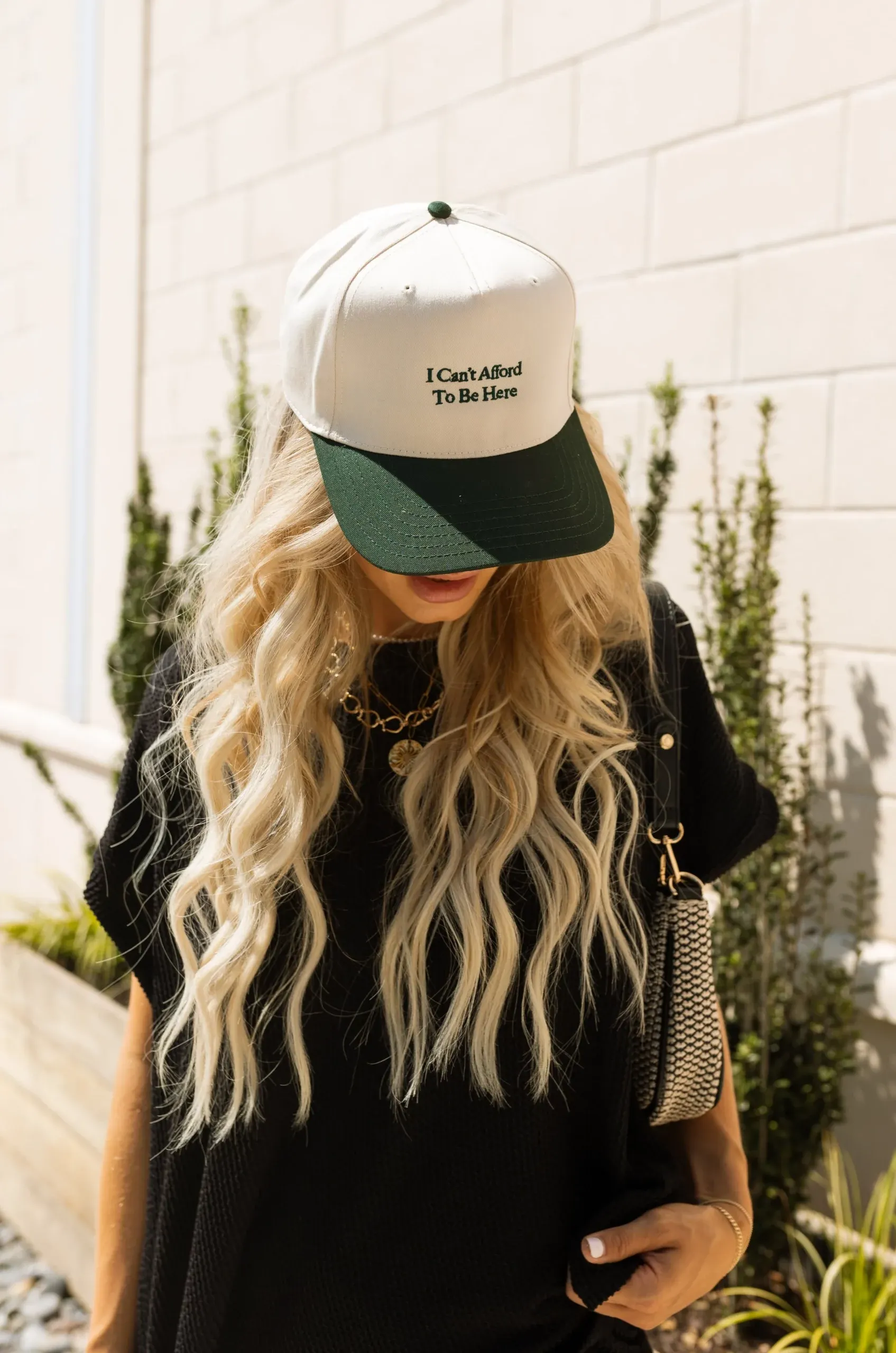 Mũ vành xanh lá và áo khoác đen