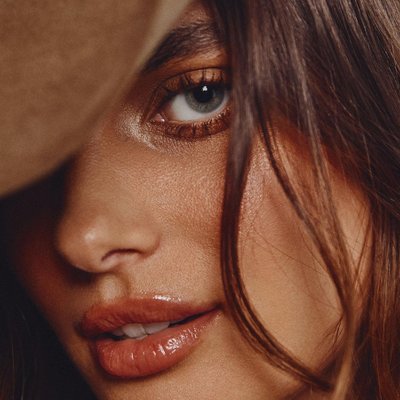 Taylor Hill và san r phẩm làm đẹp yêu thích.