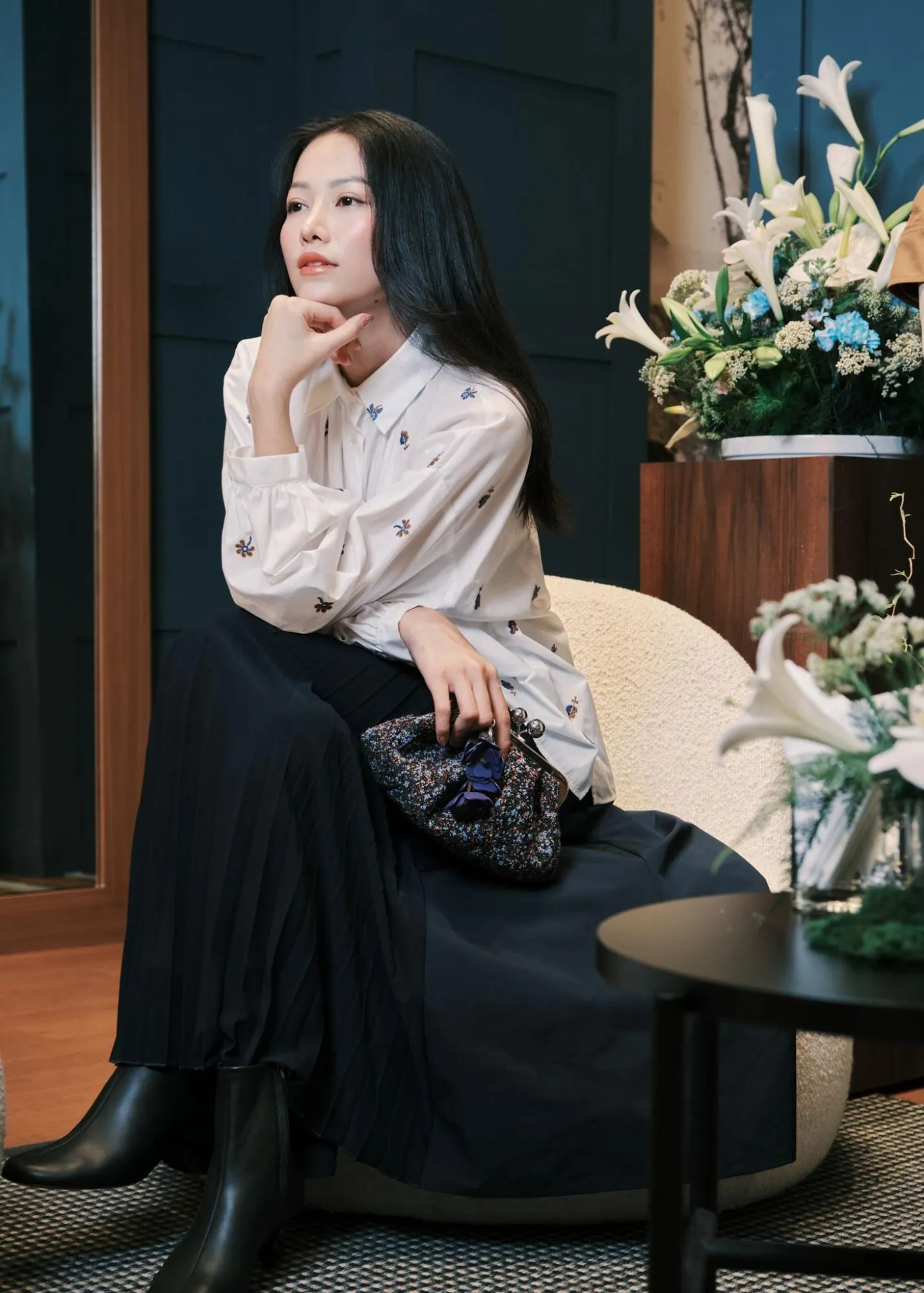 Hoa hậu Phương Khánh toát lên vẻ thanh lịch hiện đại trong thiết kế thuộc bộ sưu tập My Weekend Essentials với áo sơ mi Wkdbutterfly phối cùng chân váy Wkdfolk.