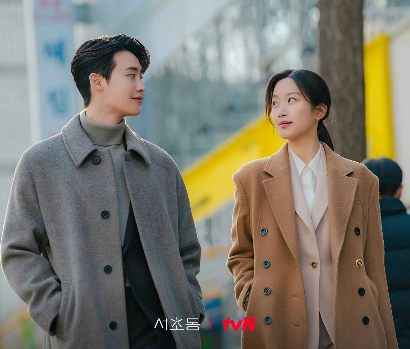 Hai nhân vật chính Ahn Joo Hyung và Kang Hee Ji là trung tâm của bộ phim law and the city do lee jong suk và moon ga young thủ vai