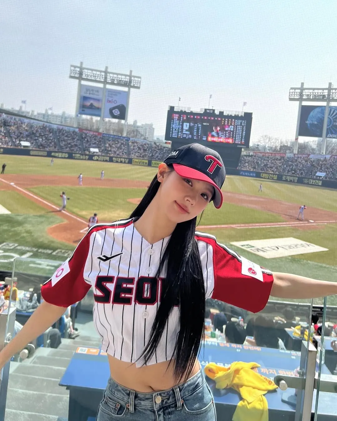 Miyeon diện áo bóng chày 