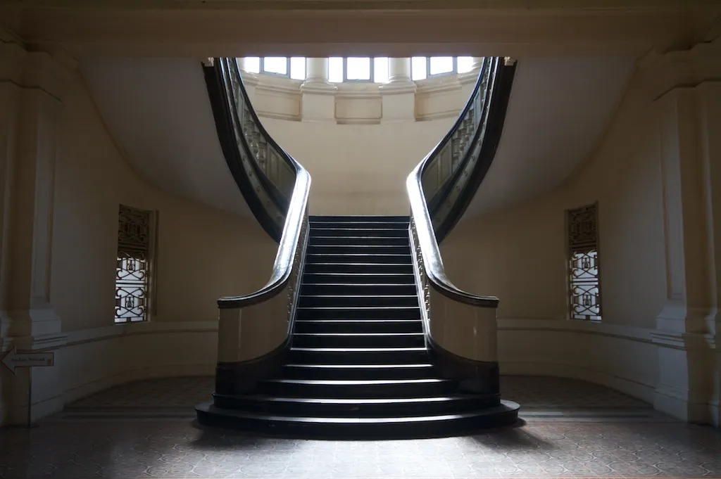 Cầu thang Bảo tàng Thành phố Hồ Chí Minh