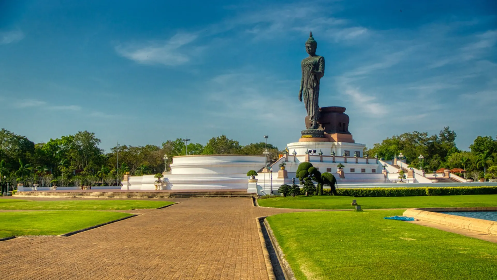 Tượng Phật cao 15,87m tại công viên Phutthamonthon, Bangkok, Thái Lan