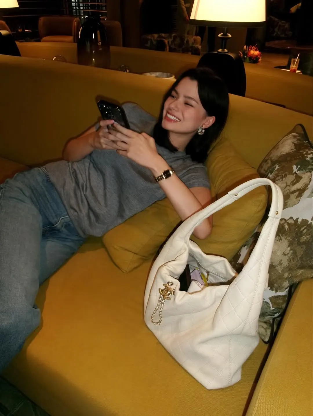 Becky là người đầu tiên mang theo chiếc túi Hobo cỡ lớn màu trắng chần bông