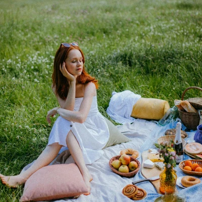 cô gái mặc váy trắng tóc đỏ tử vi ngày 12/4/2026