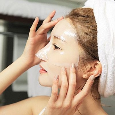 phụ nữ đắp mặt nạ giấy ft01