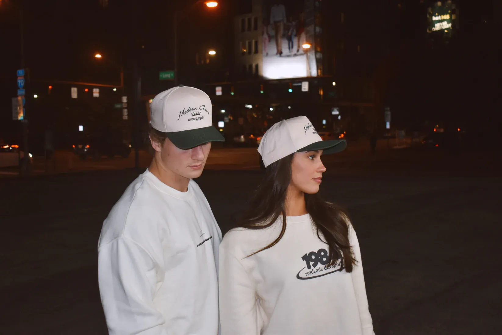 Outfit trắng và mũ lưỡi trai viền xanh lá