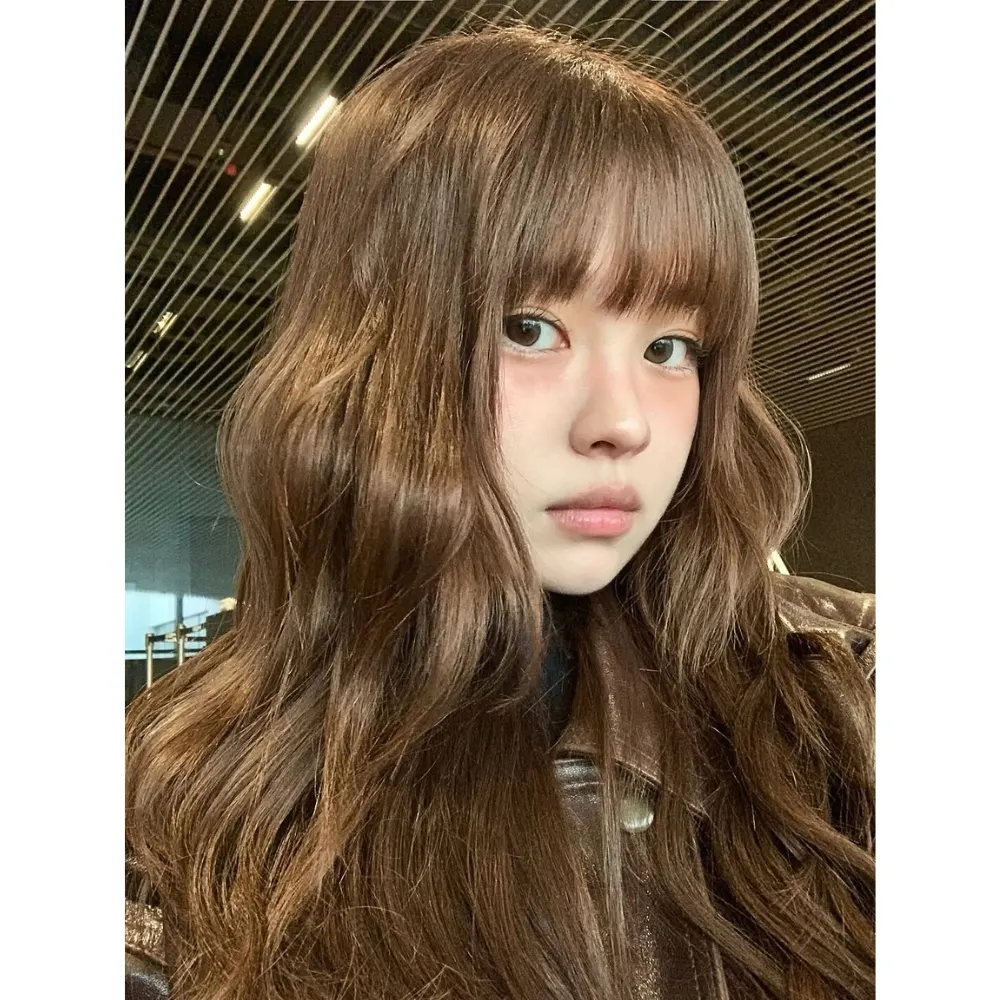 cô gái với mái tóc nâu mocha