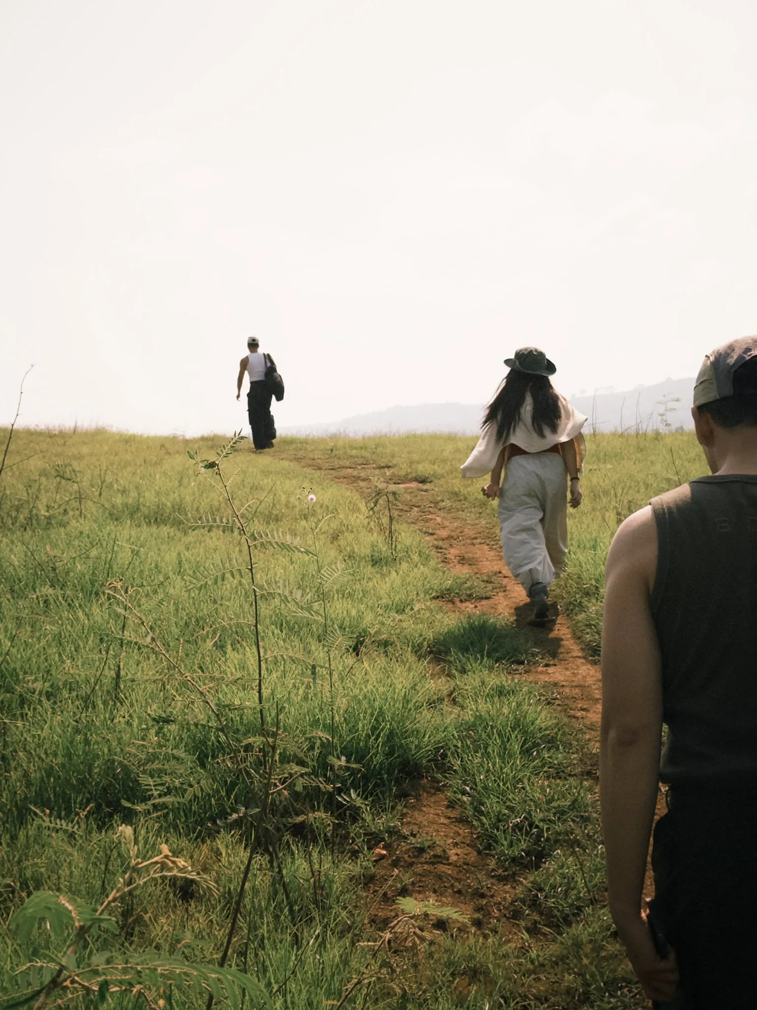 cung trekking ngắn qua vùng đồi cỏ tự nhiên tại An Trú