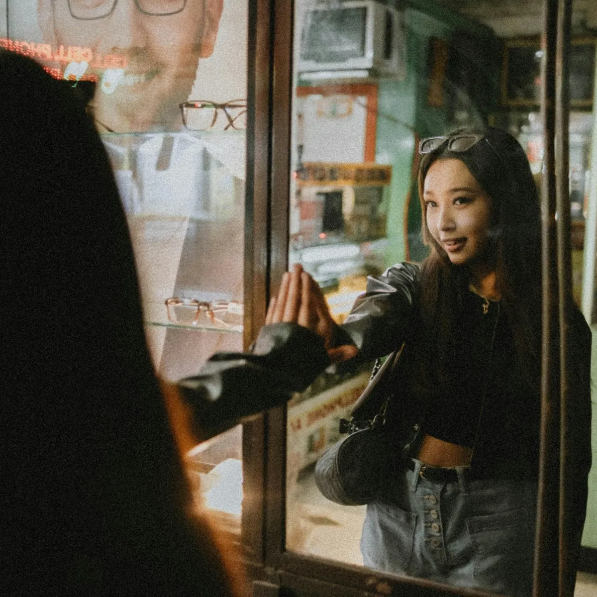 Cô gái tóc dài đeo kính mát đi dạo phố ngắm mình trong gương tìm thấy niềm vui theo cung hoàng đạo