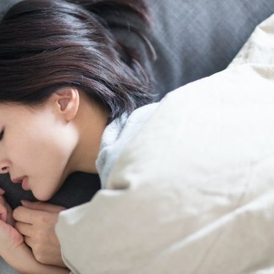 cô gái đang ngủ tập thể dục