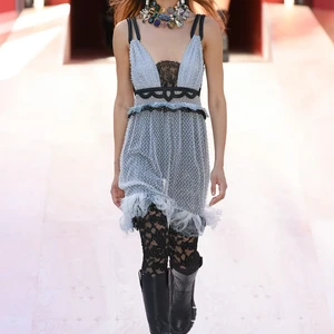 LV rtw xuân hè 2023 look 18