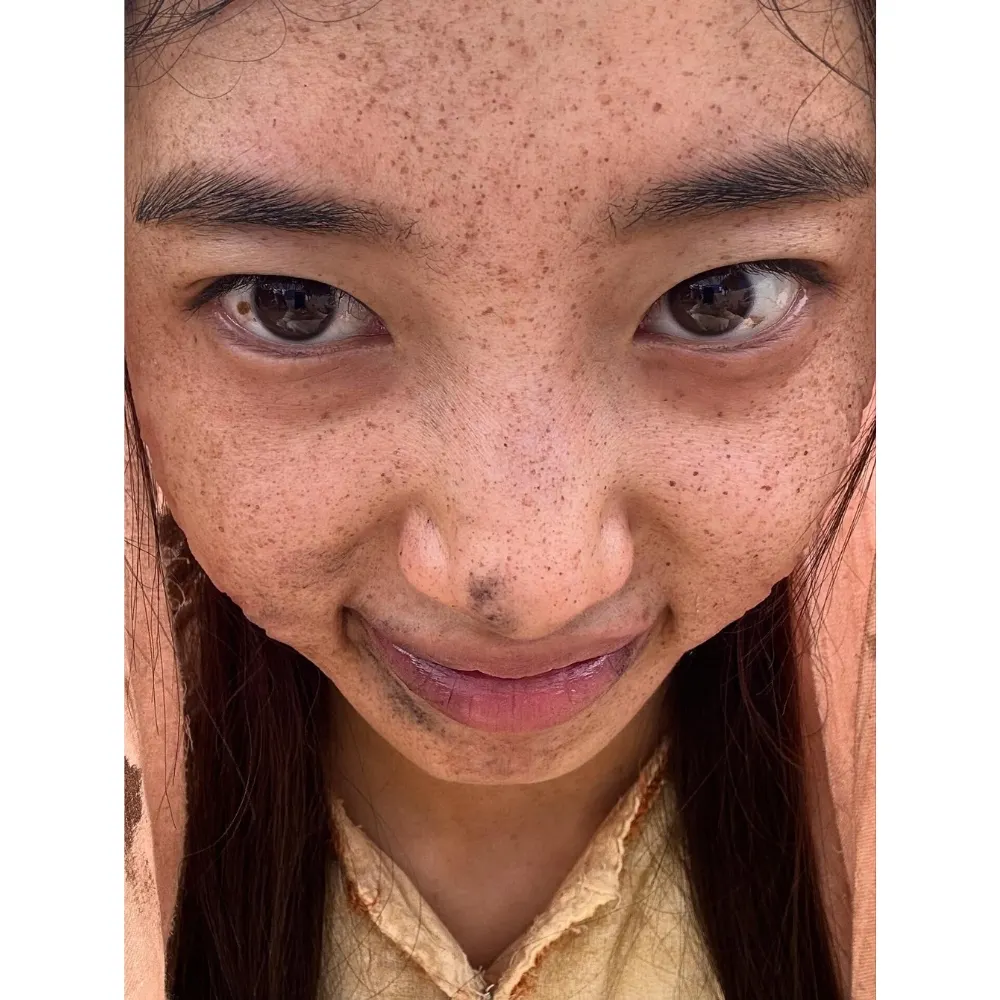 Suzy với lớp bụi trên mặt