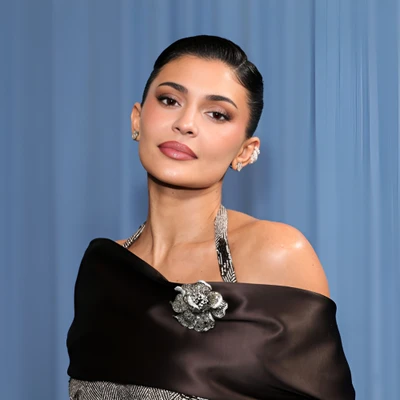 Cận cảnh đôi mắt khói của Kylie Jenner tại Met Gala 2025.